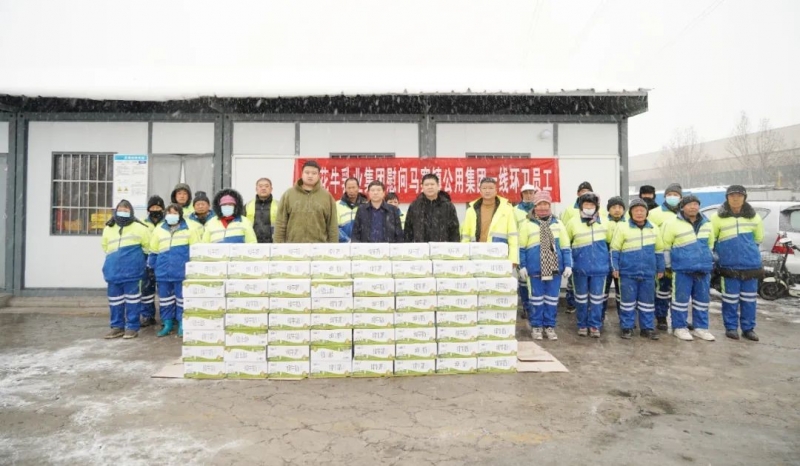 慰問(wèn)一線環(huán)衛(wèi)工，禮贈(zèng)新鮮花花牛